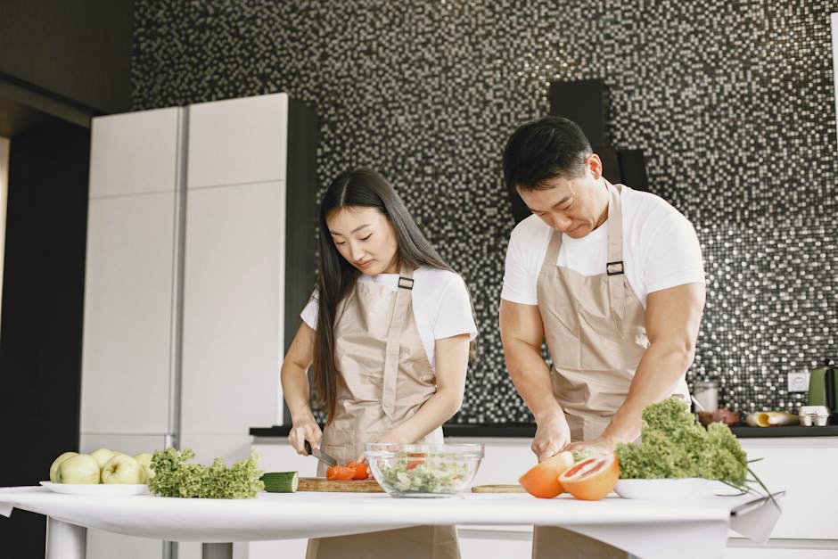 共働き夫婦がキッチンで料理する様子